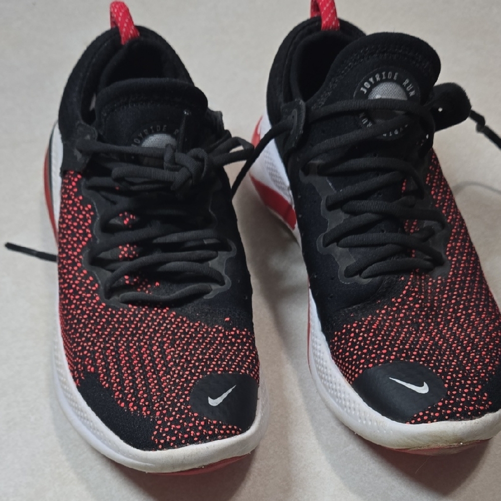 Nike Dynamic Black and Red Sneakers